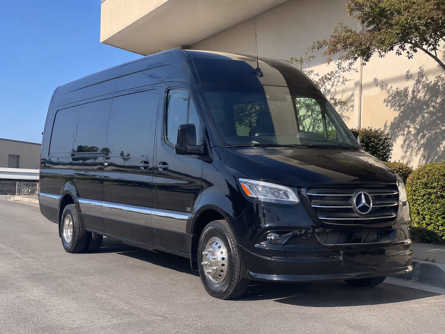 bus rental options for thousand oaks trips